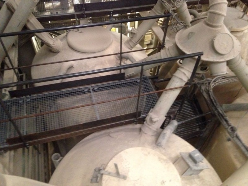 Implantation de passerelles d’accès pour toit de silos.