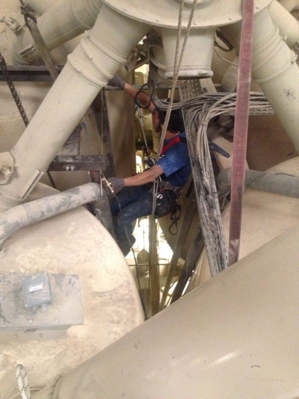 Implantation de passerelles d’accès pour toit de silos.