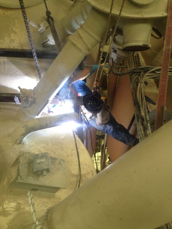 Implantation de passerelles d’accès pour toit de silos.