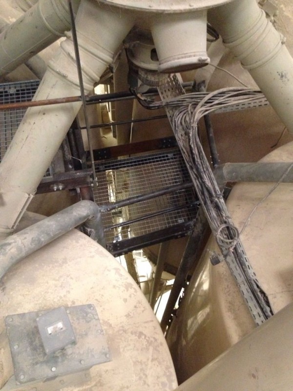 Implantation de passerelles d’accès pour toit de silos.