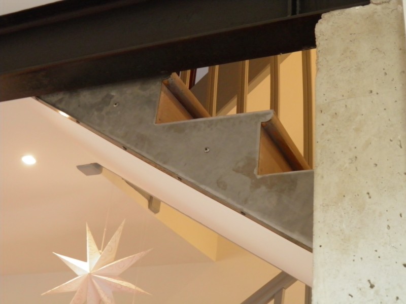 Habillage métallique du limon d'escalier