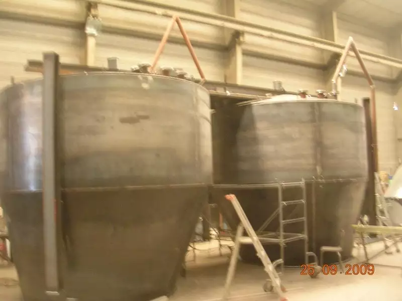 2 silos à cônes déportés